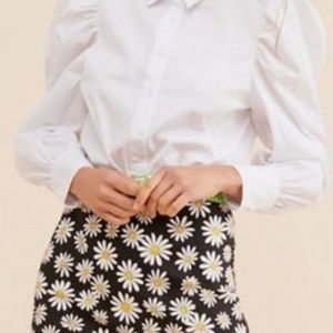 Boutique Moschino daisy mini. Never worn. Bought at Anthropologie‎